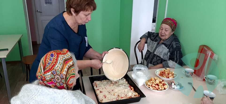 Дом престарелых г. Красноярск: Сегодня наши бабушки готовили всеми любимый пирог "Шарлотка" с яблоками